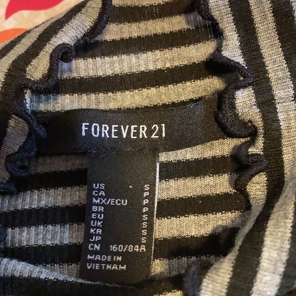 Forever 21 Black/Gray Striped Lettuce Hem Crop Top Size S - Picture 4 of 5